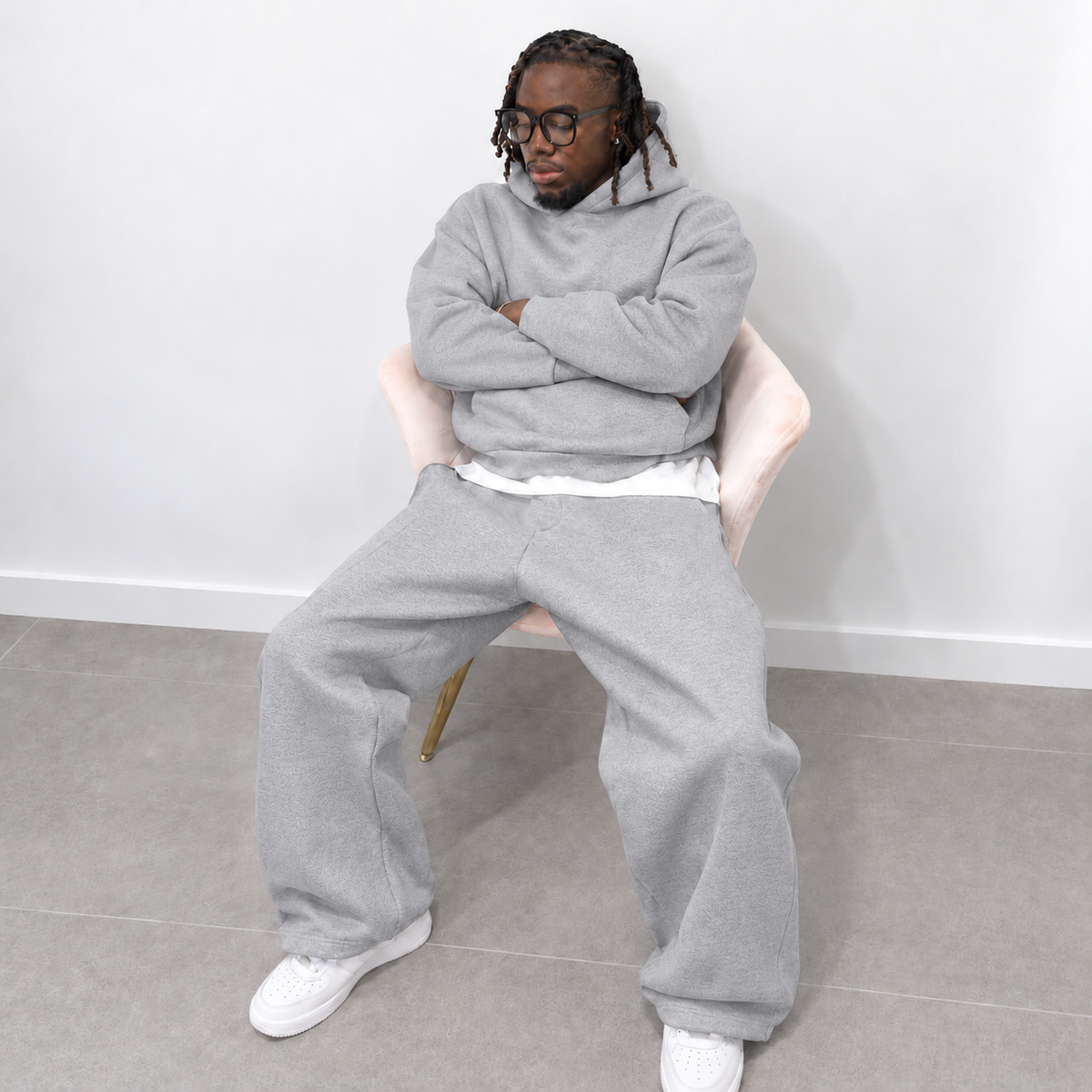 Grey men's jogging set with trousers and hoodie