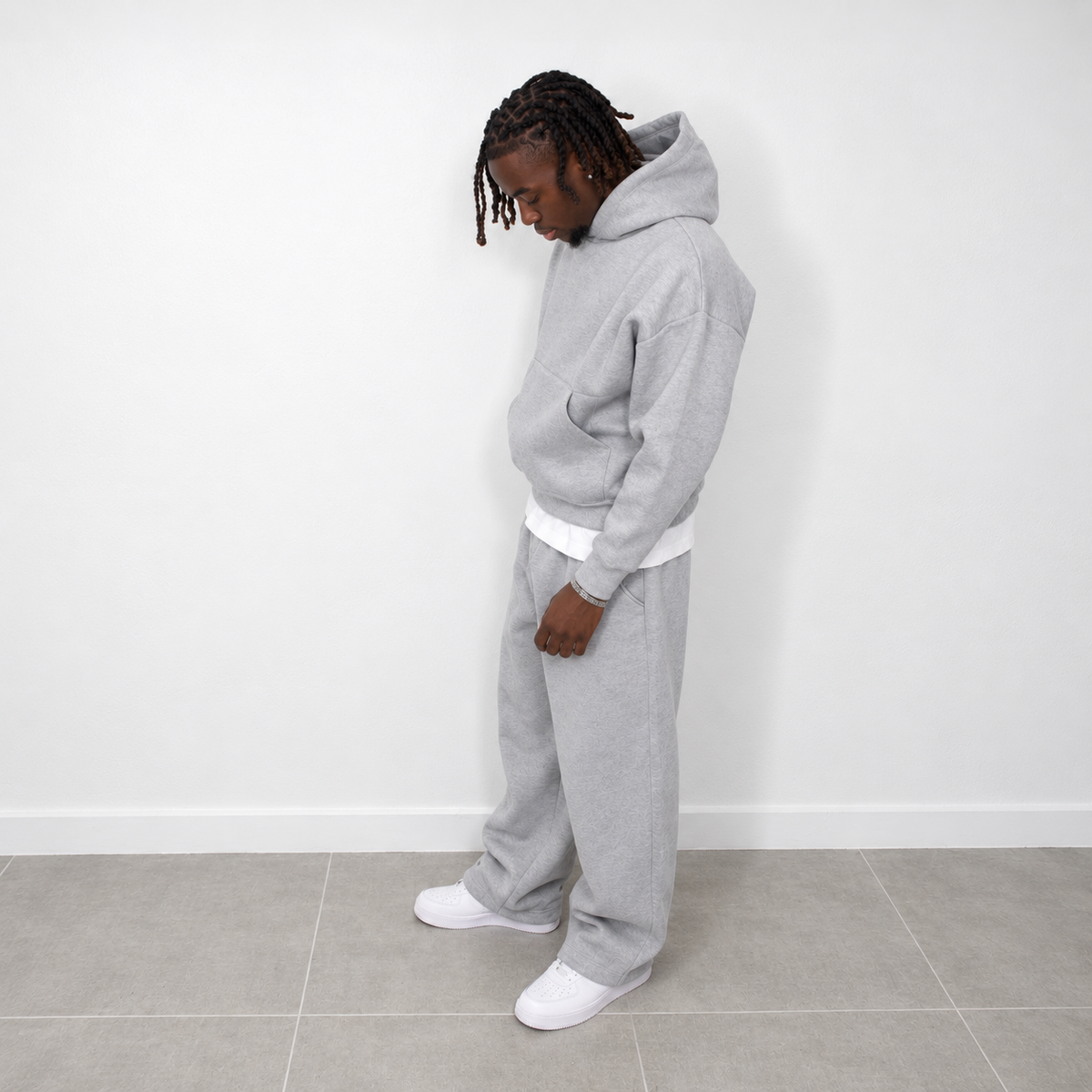 Grey men's jogging set with trousers and hoodie