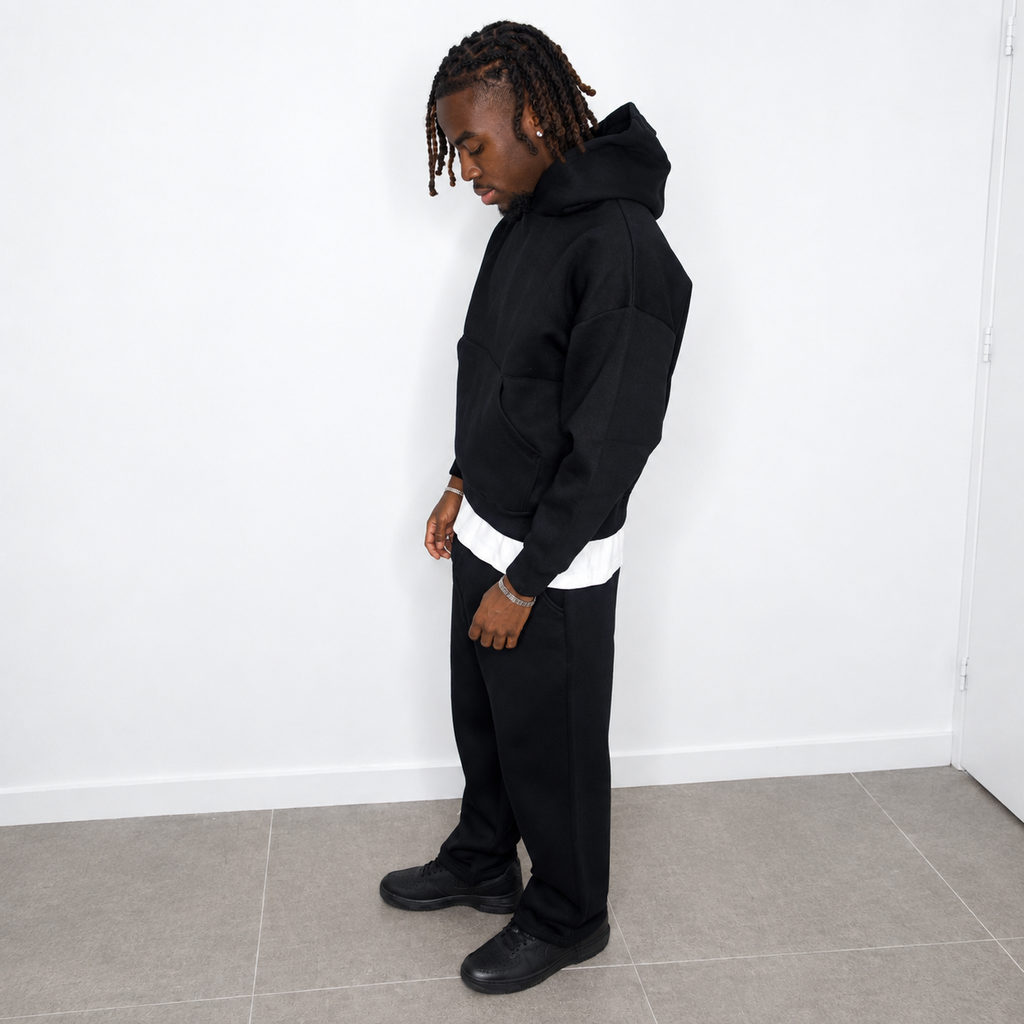 Ensemble de jogging noir pour homme, composé d'un pantalon et d'un sweat à capuche.